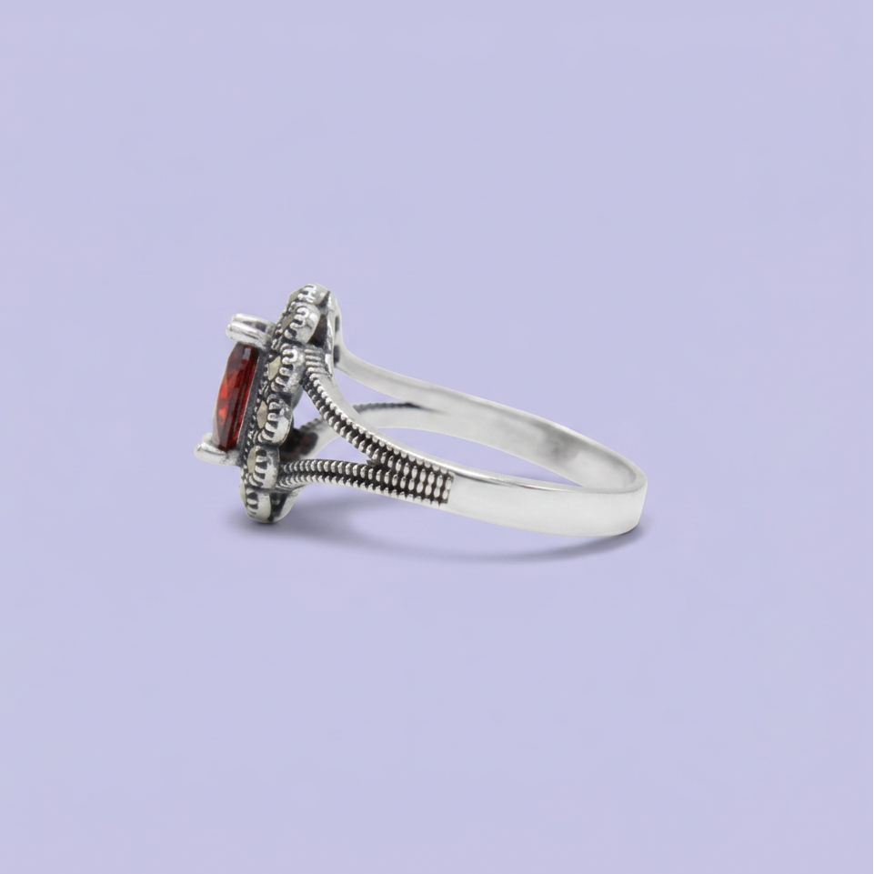 Anillo de Plata .925 Diseño Elegante con Zirconia Color Rojo Rubí y Marquesitas mod. 3153
