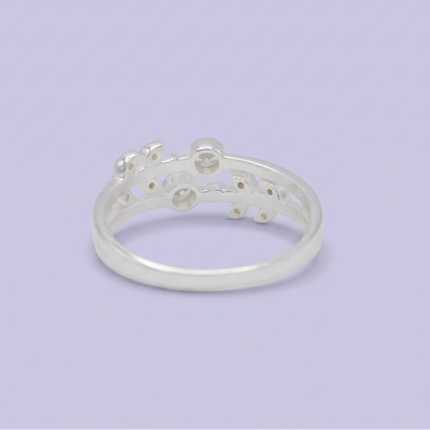Anillo de Plata .925  con Diseño de Doble Línea con Hojas de Zirconia Blanca mod. 3120