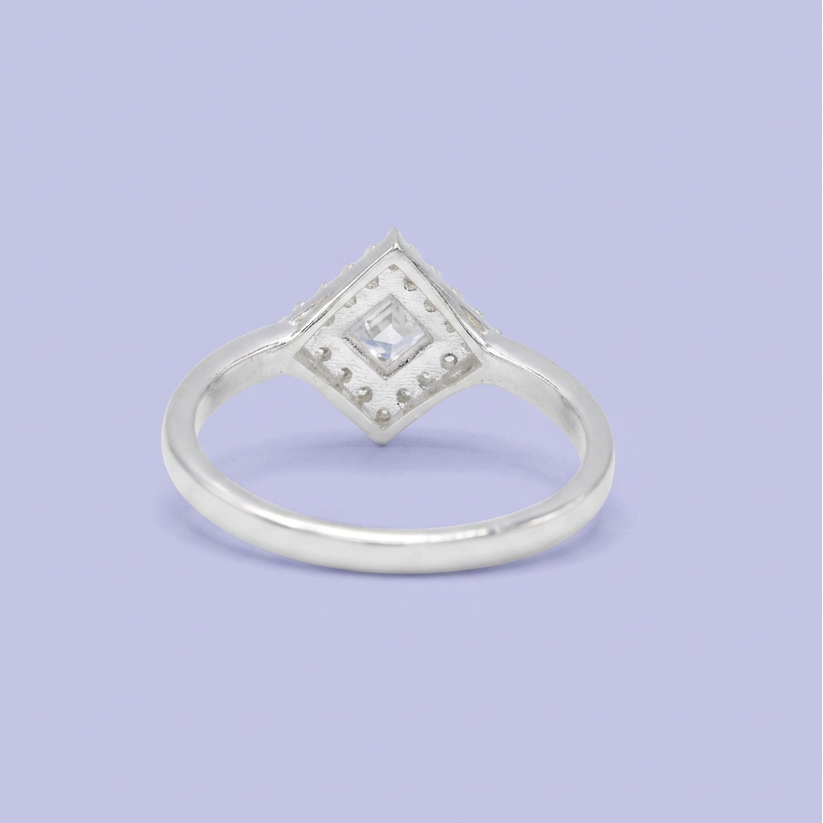 Anillo de Plata .925  con Diseño de Rombo con Incustración de Zirconia Blanca mod. 3118