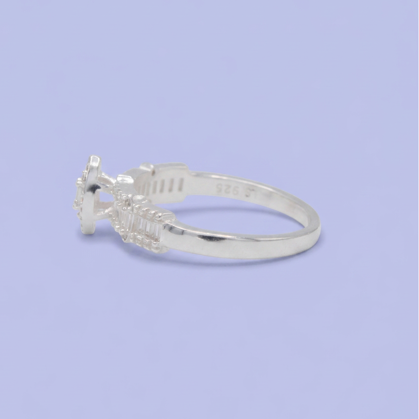 Anillo de Plata .925 Con Diseño de Corte Baguette y Capullo de Zirconia mod. 3119