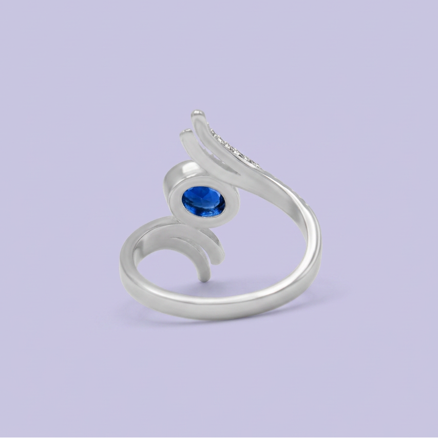 Anillo de Plata .925 Cruzado y Centro Oval con Zirconia Azul Rey mod. 3131