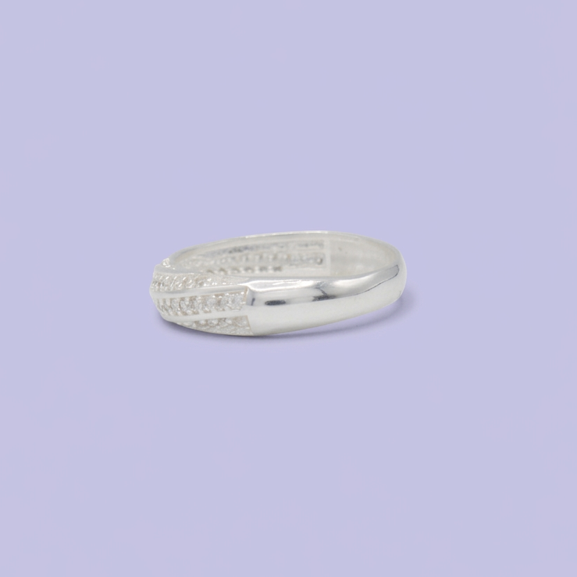 Anillo de Plata .925  Con Diseño Torzal e Incrustación de Zirconias mod. 3138