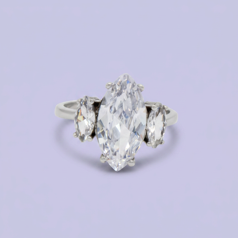Anillo de Plata .925  Diseño Corte Marqueza con Zirconias mod. 2647