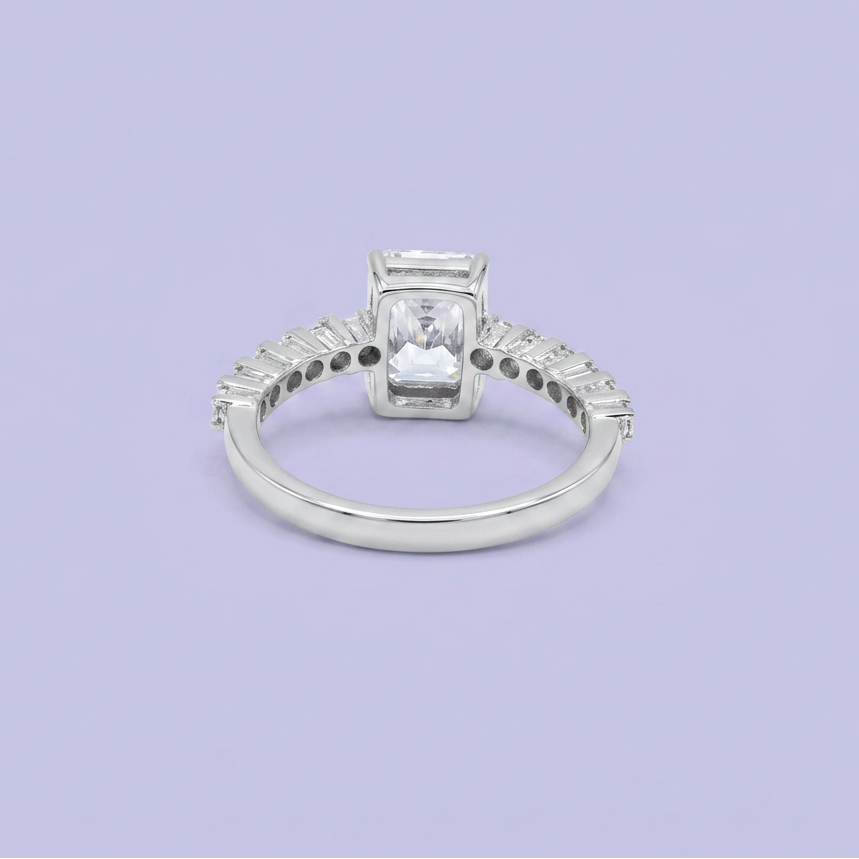 Anillo de Plata .925 Diseño Rectagular Brillante Incrustado de Zirconias  mod. 2646