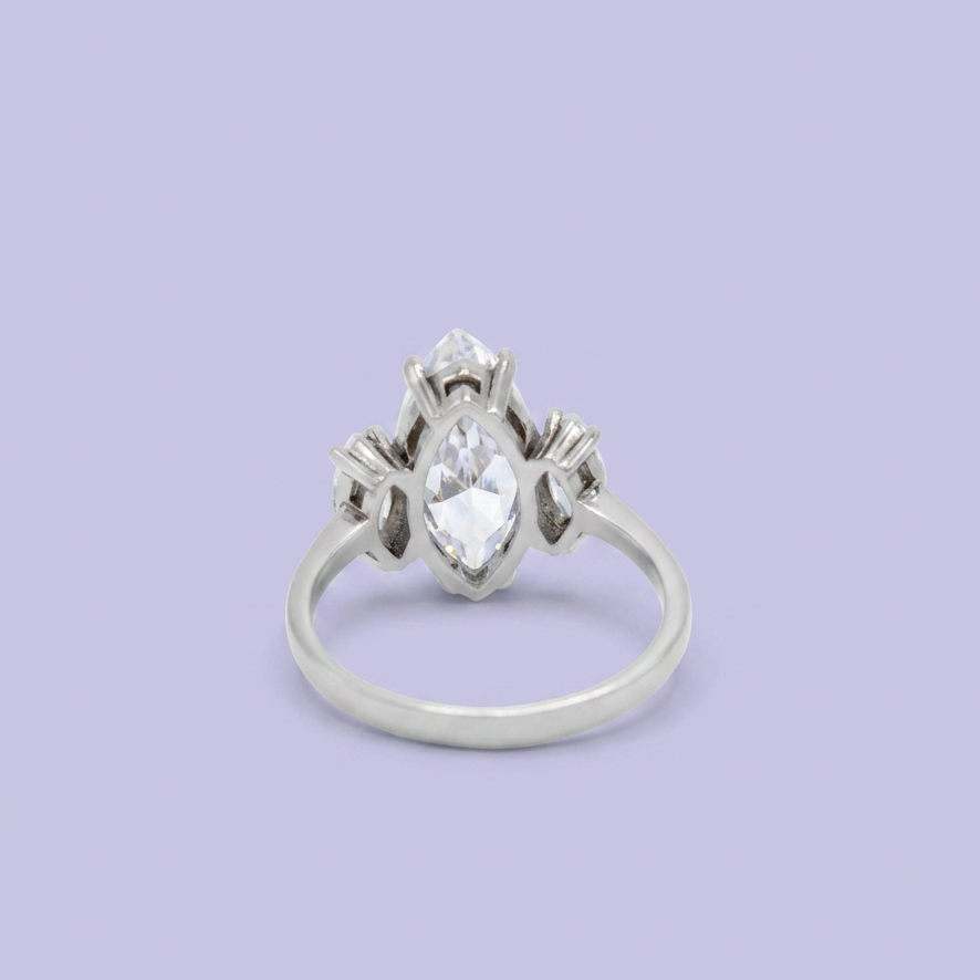 Anillo de Plata .925  Diseño Corte Marqueza con Zirconias mod. 2647