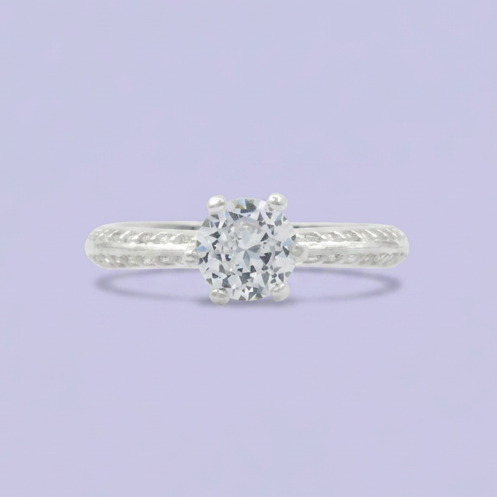 Anillo Solitario de Plata .925 Brillante con Banda Labrada mod. 2413