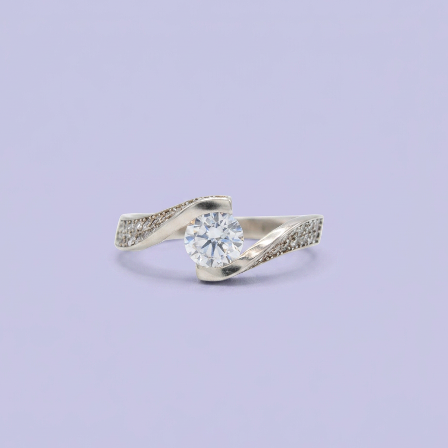 Anillo de Compromiso plata .925 con detalle Cruzado y Zirconia Cristalina mod. 2716