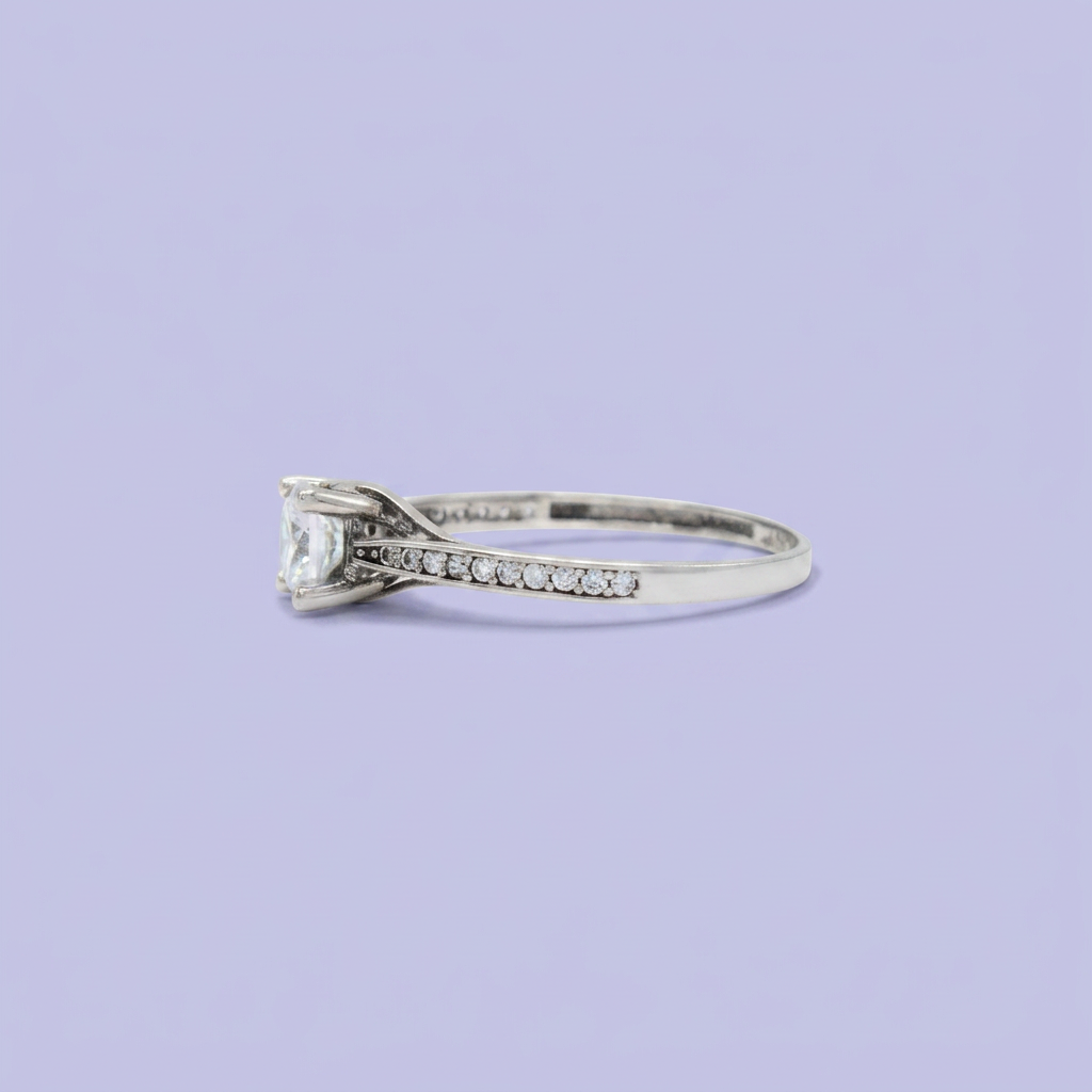 Anillo de Compromiso plata .925 con Incrustación de Zirconias y Diseño de Punta mod. 2707