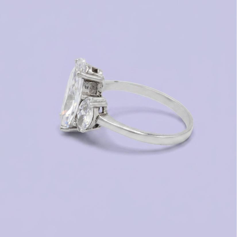 Anillo de Plata .925  Diseño Corte Marqueza con Zirconias mod. 2647