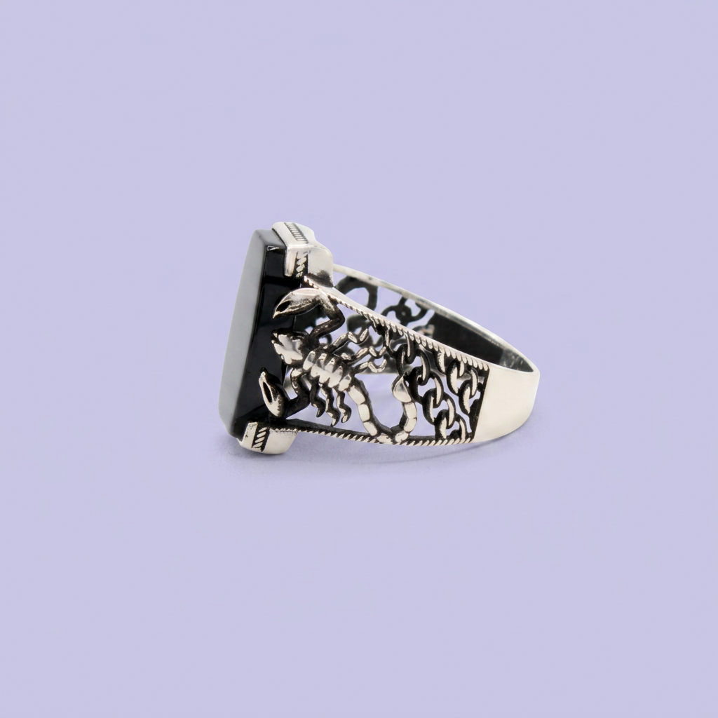 Anillo de Plata .925 Diseño Especial con Alacrán y Onix mod. 2844
