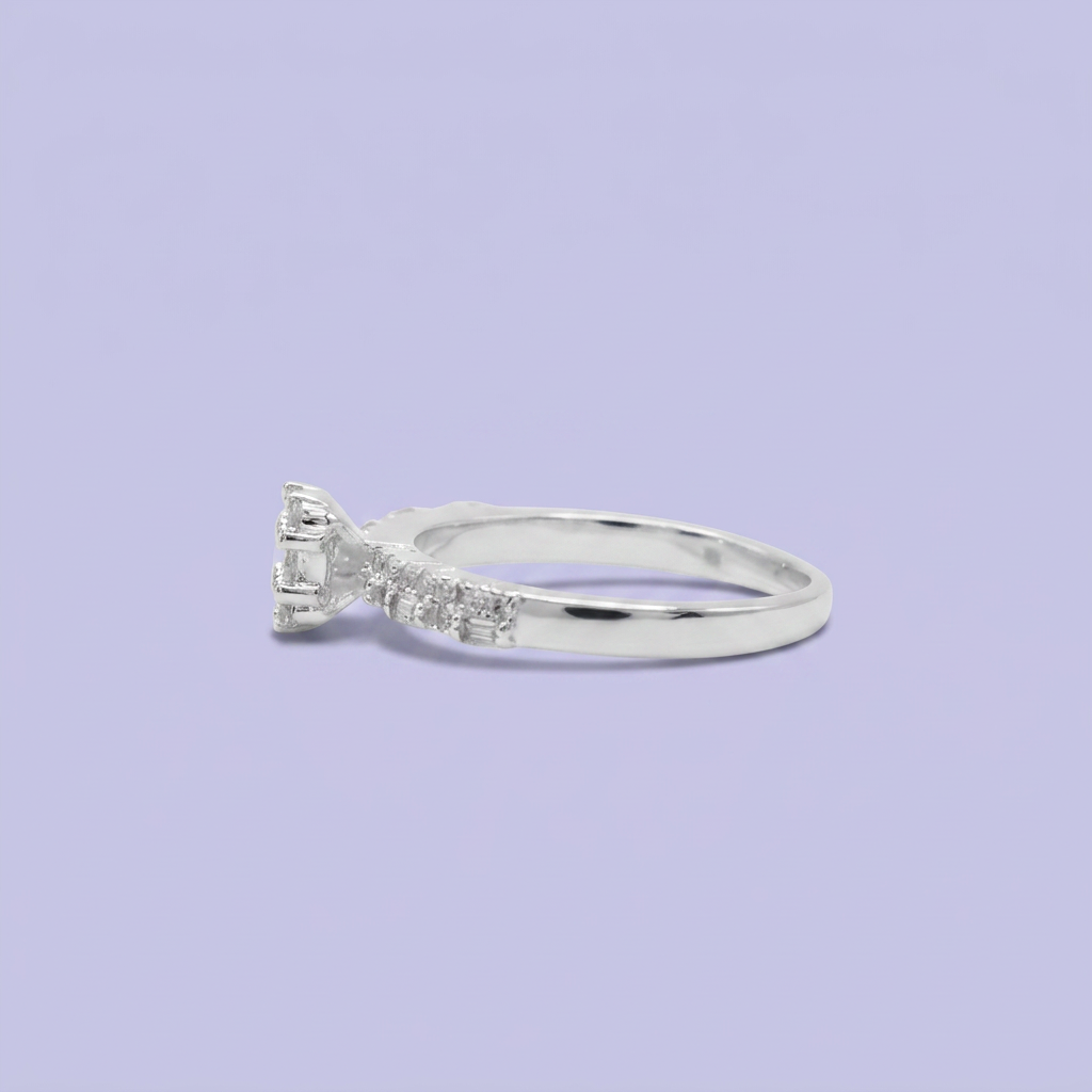 Anillo Solitario de Plata .925 con Incrustado Especial de Zirconias Baguette Mini mod. 2893
