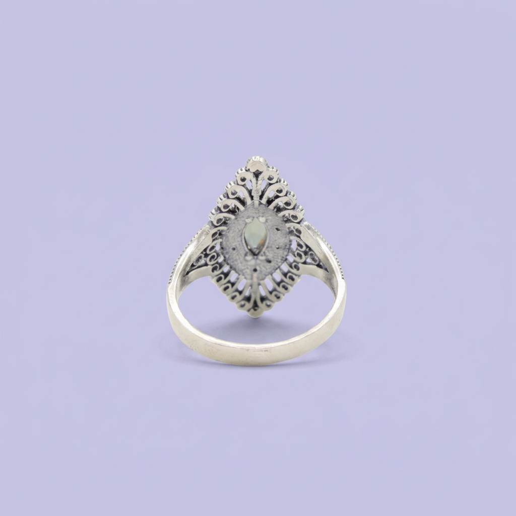 Anillo de Plata .925 Diseño Elegante con Zirconia Limón y Marquesitas mod. 3151