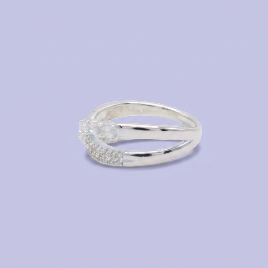 Anillo de Plata .925 de Diseño Cruzado con Incrustación Especial de Zirconias mod. 2900