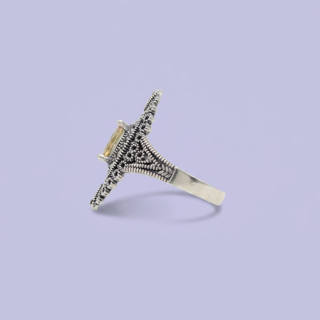 Anillo de Plata .925 Diseño Elegante con Zirconia Limón y Marquesitas mod. 3151