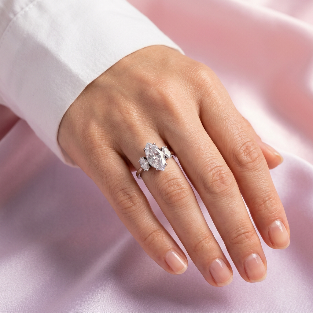 Anillo de Plata .925  Diseño Corte Marqueza con Zirconias mod. 2647