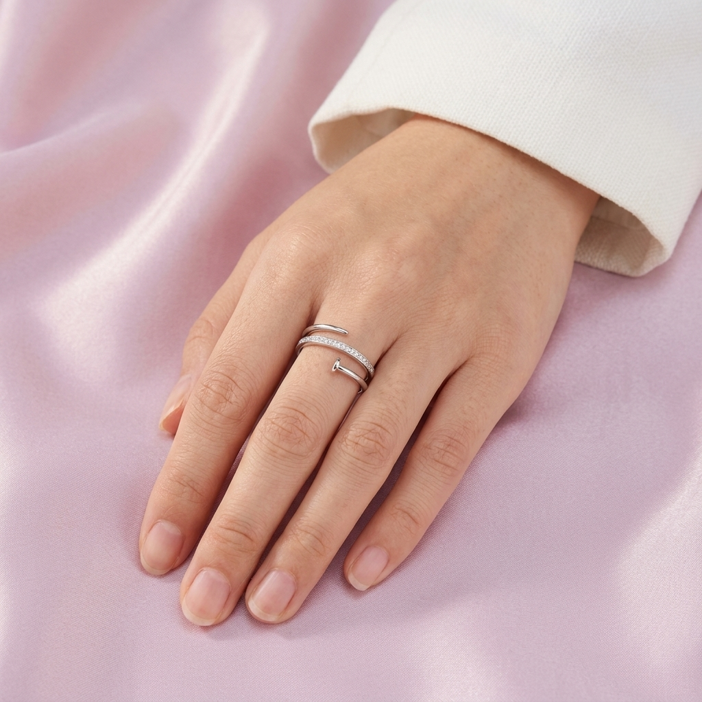 Anillo de Plata .925 con Diseño de Clavo e Incrustación de Zirconias mod. 2927