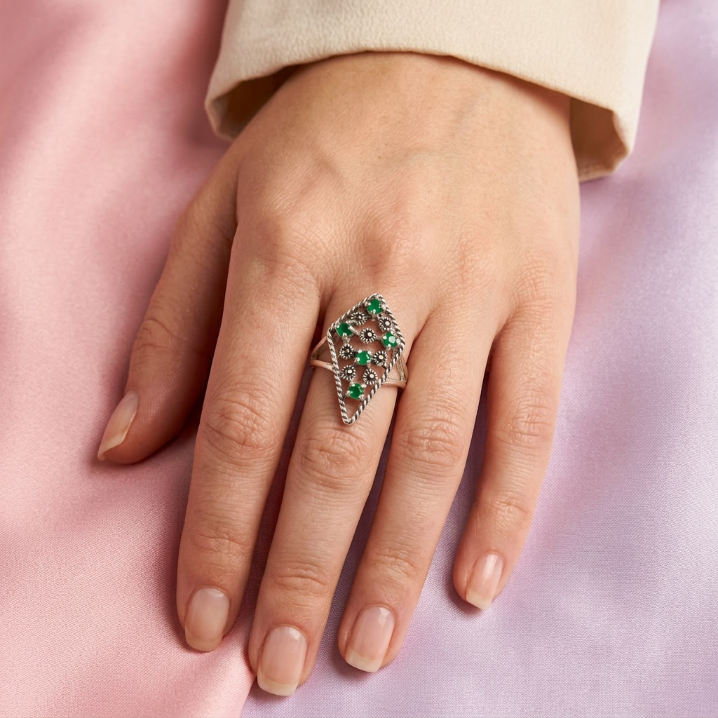 Anillo de Plata .925 Diseño Rombo con Destellos Verdes mod. 2259
