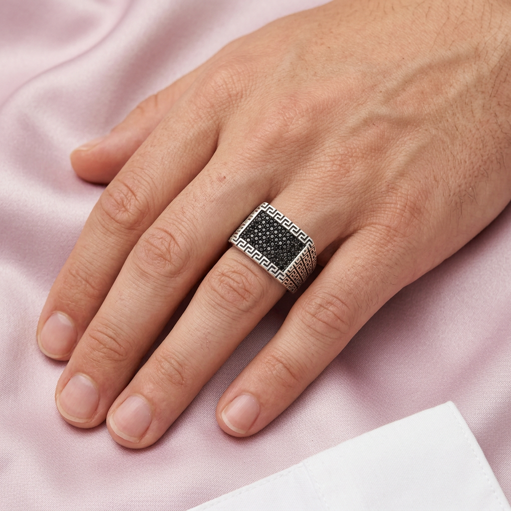 Anillo de Plata .925 Diseño de Grecas con Zirconias Oscuras Elegantes mod. 2580