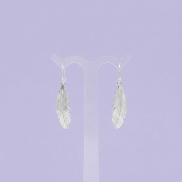 Arete de Plata .925 Largo con Diseño de Pluma Lisa mod. 2986