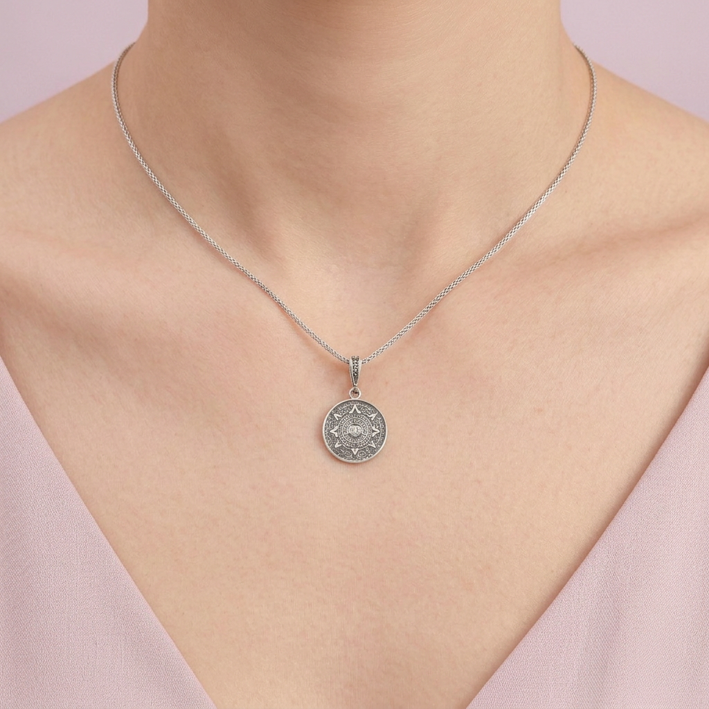 Dije de Plata .925 Diseño Mediano Redondo con Clandario Azteca mod. 2995
