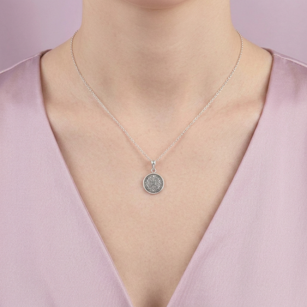 Dije de Plata .925 con Forma Pequeña Redonda y Figura del Sol Azteca mod. 2999