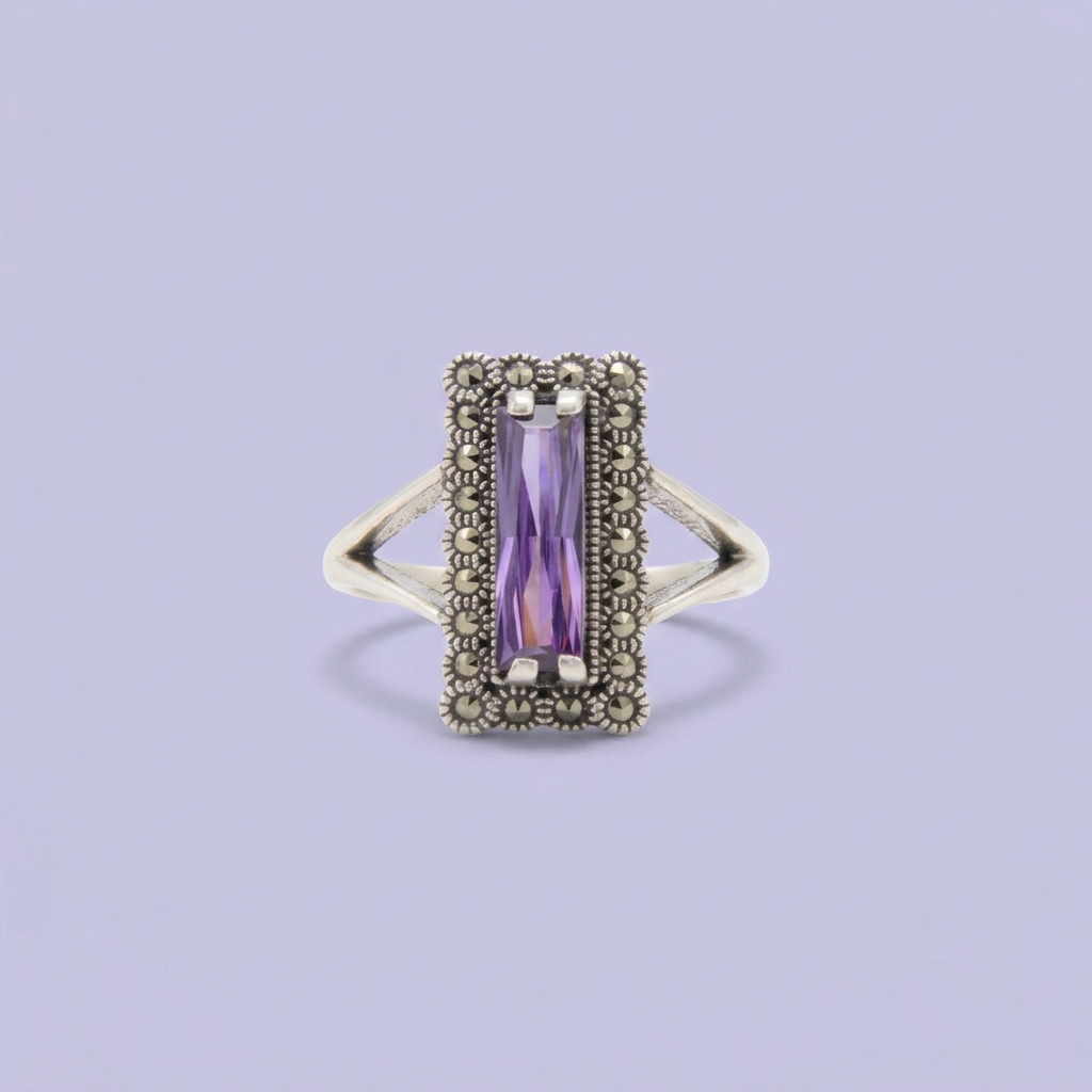 Anillo de Plata .925 Diseño con Zirconia Larga de Corte Baguette Morada y Marquesitas Finas mod. 3155