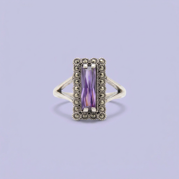 Anillo de Plata .925 Diseño con Zirconia Larga de Corte Baguette Morada y Marquesitas Finas mod. 3155