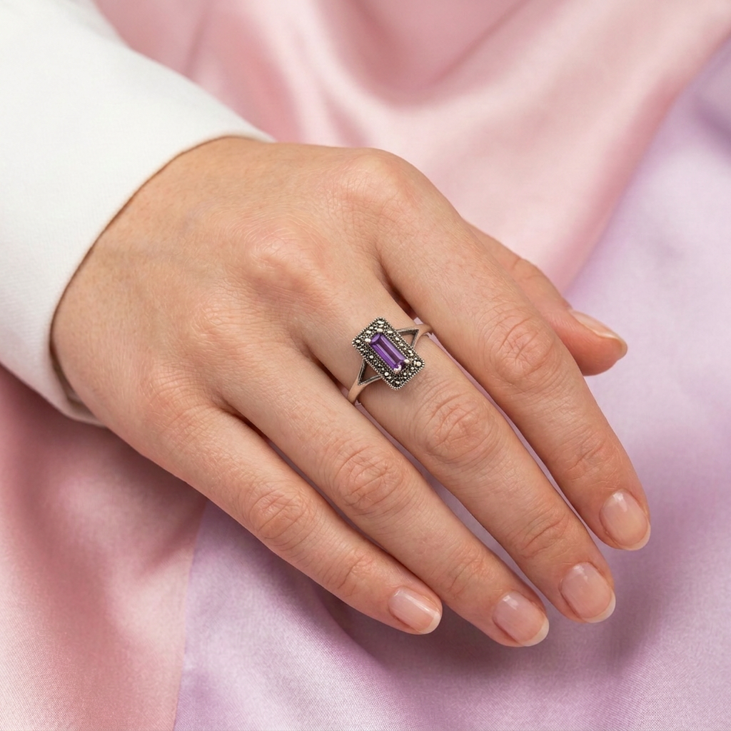 Anillo de Plata .925 Diseño con Zirconia Larga de Corte Baguette Morada y Marquesitas Finas mod. 3155