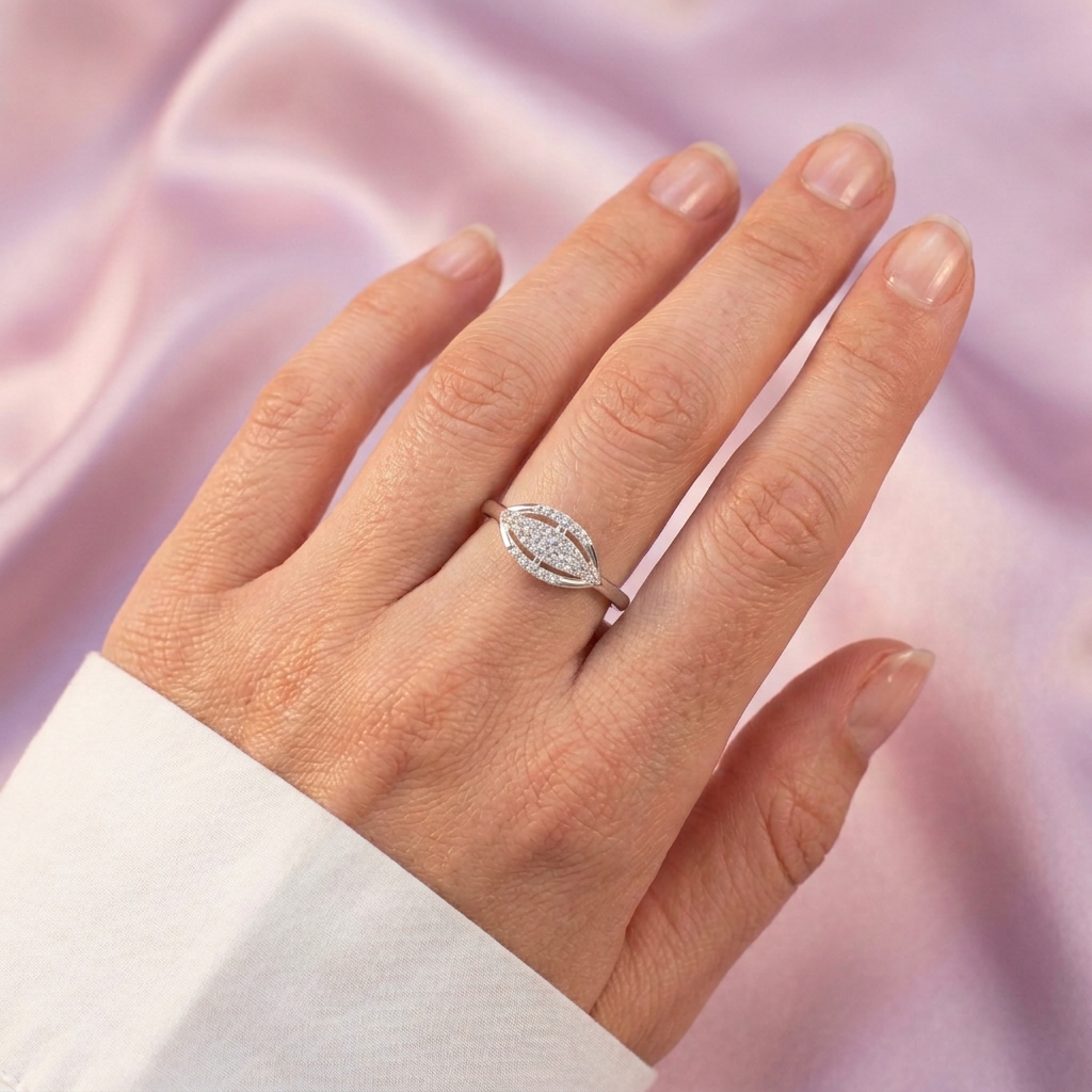 Anillo de Plata .925 Triple Linea con Incrustación de Zirconias Brillantes mod. 3148