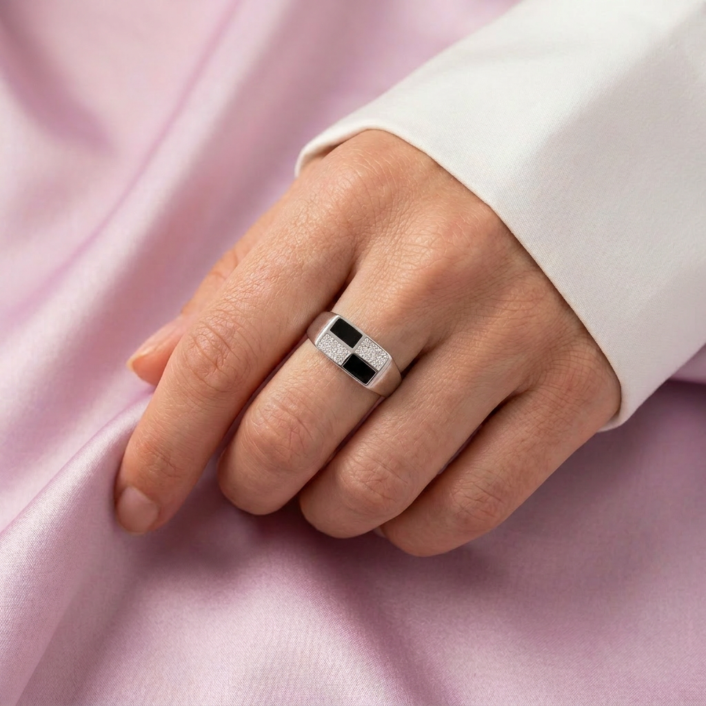 Anillo de Plata .925 Diseño Cuadricular con Esmalte Oscuro y Zirconias mod. 2669