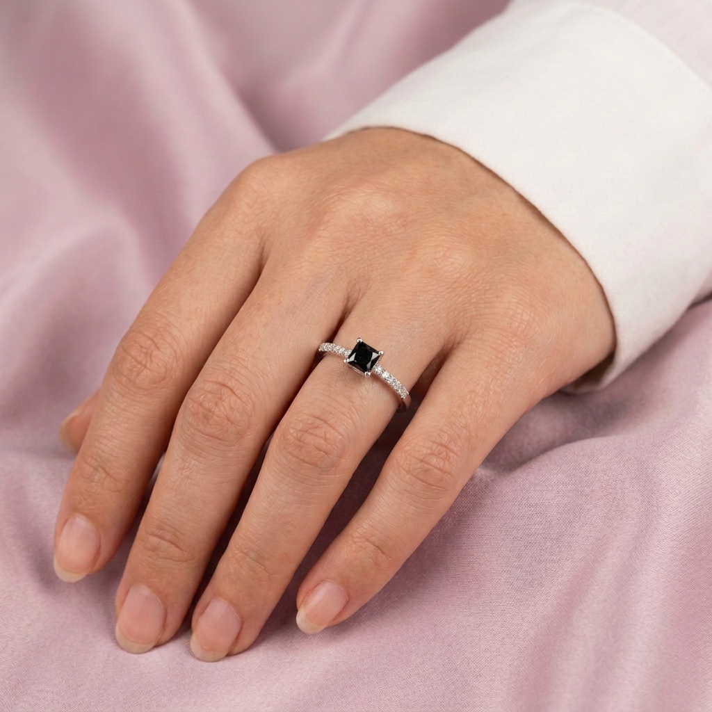 Anillo de Plata .925  Cuadrado Chico con Zirconia Negra mod. 3124