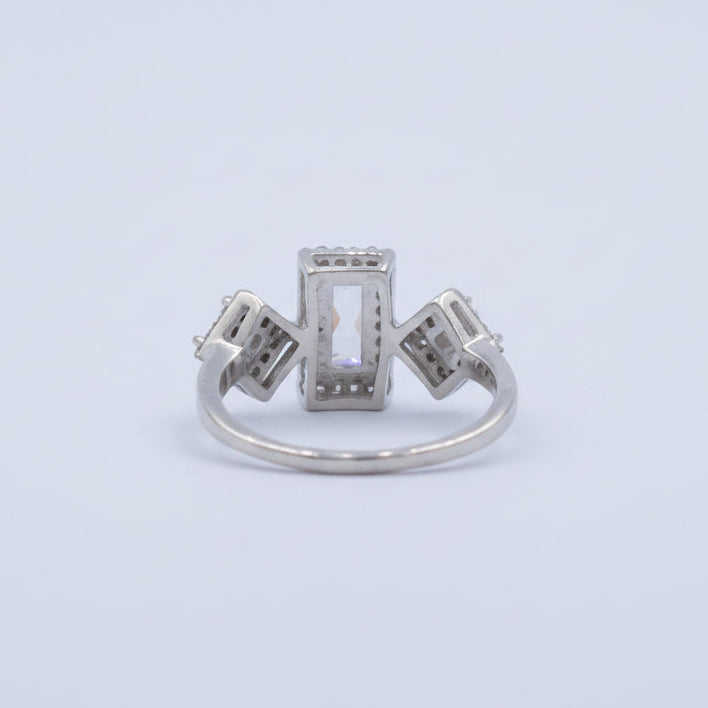 Anillo de Plata .925 con Diseño Elegante Incrustado de Zirconias mod. 1489