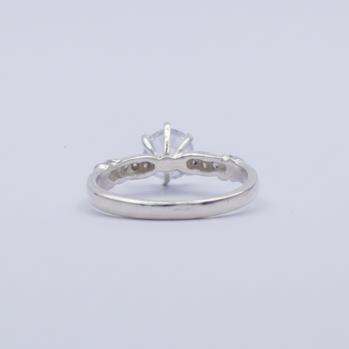 Anillo Solitario de Plata .925 con Zirconia Central y Laterales mod. 1502
