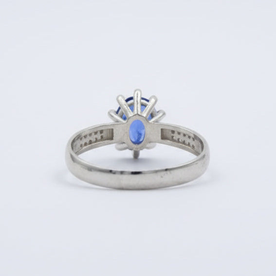 Anillo de Plata .925 con Diseño en Forma Oval Incrustado de Zirconias mod. 1493