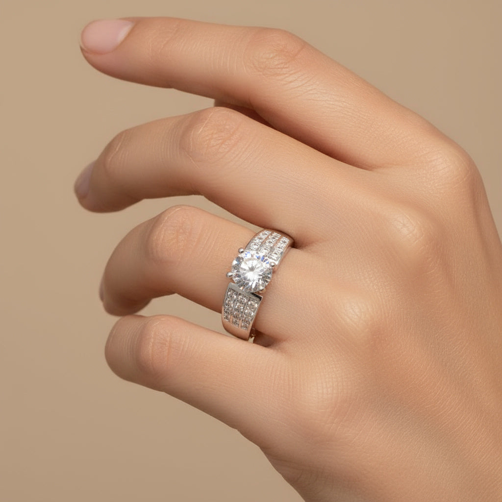 Anillo Solitario de Plata .925 Diseño Grueso Incrustado con Zirconias mod. 1150