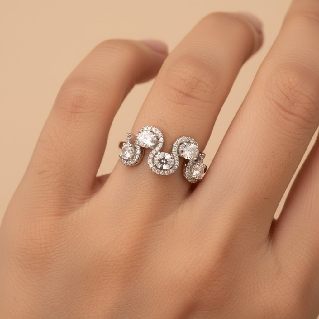 Anillo de Plata .925 con Diseño en Forma de S Incrustado de Zirconias mod. 1495