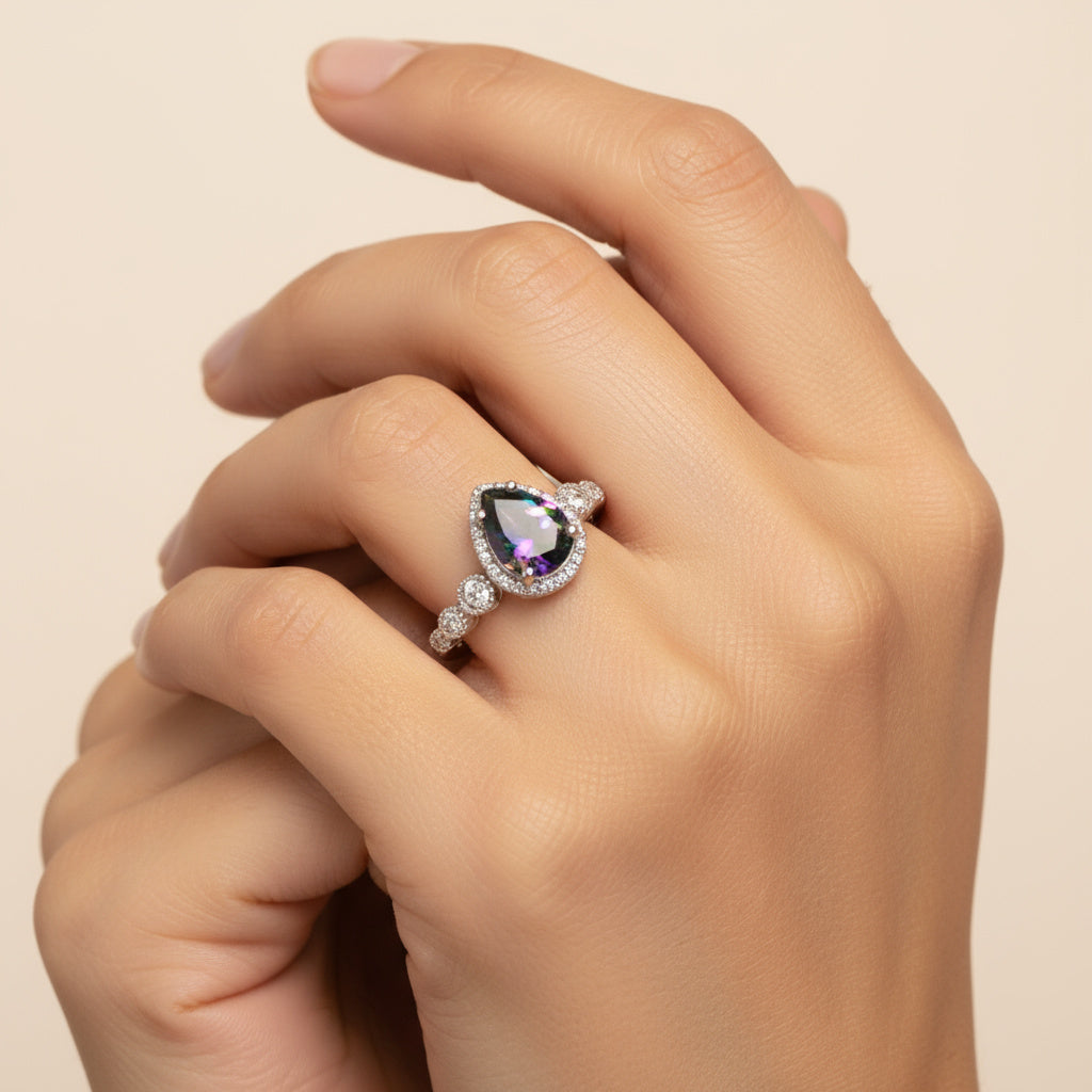 Anillo de Plata .925 con Diseño en Forma de Gota Incrustado de Zirconias mod. 1491