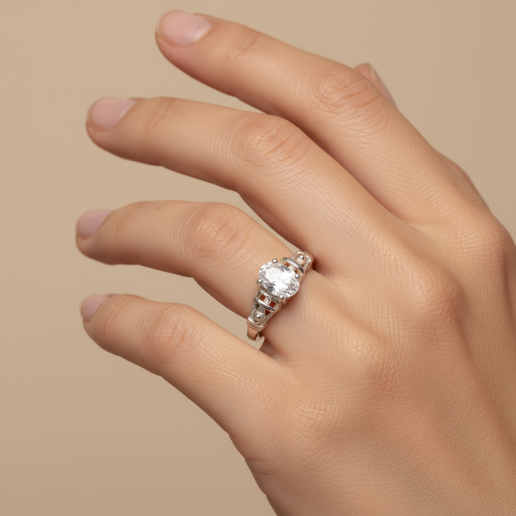 Anillo Solitario de Plata .925 Diseño Especial con Zirconia Oval mod. 1144