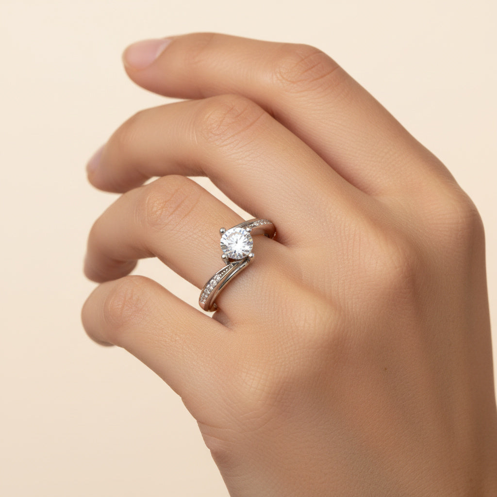 Anillo Solitario de Plata .925 con Diseño Cruzado y Zirconia Brillante mod. 1499