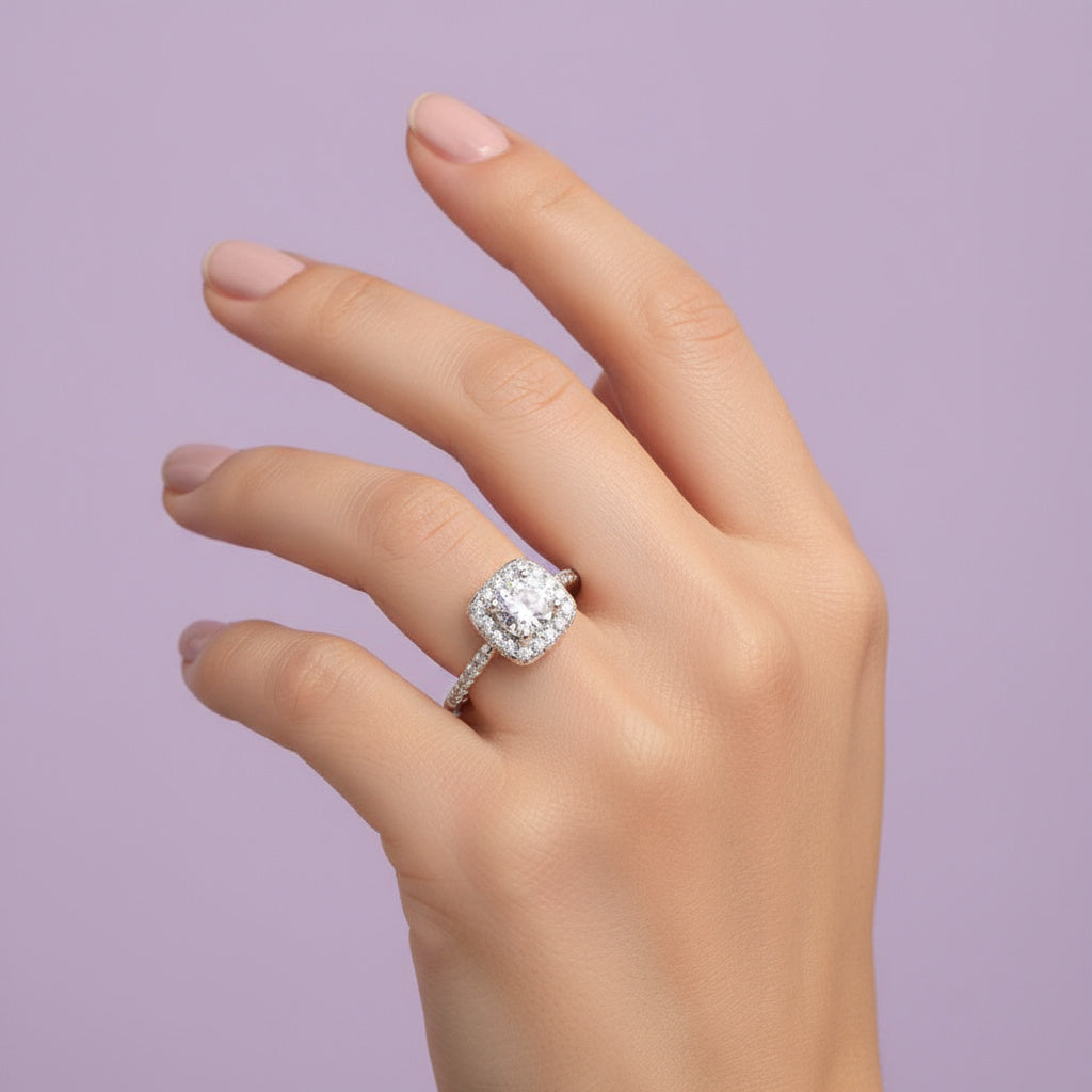 Anillo Solitario de Plata .925 Incrustado con Zirconia Brillante Cuadrada y Zirconias Finas mod. 1142