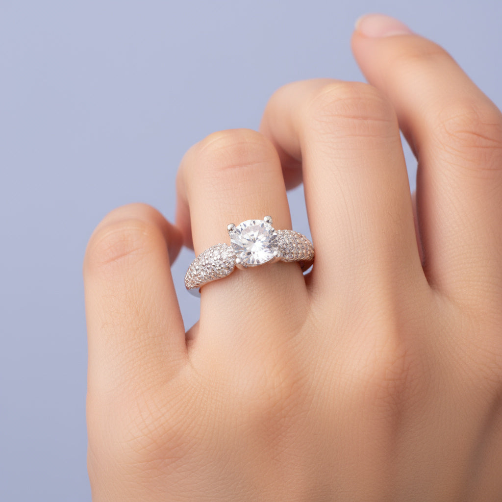 Anillo Solitario de Plata .925 Diseño Grueso Incrustado con Zirconias mod. 1151