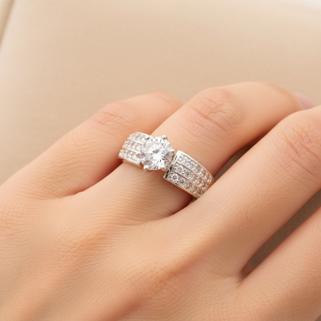 Anillo Solitario de Plata .925 Diseño Grueso Incrustado con Zirconias mod. 1150