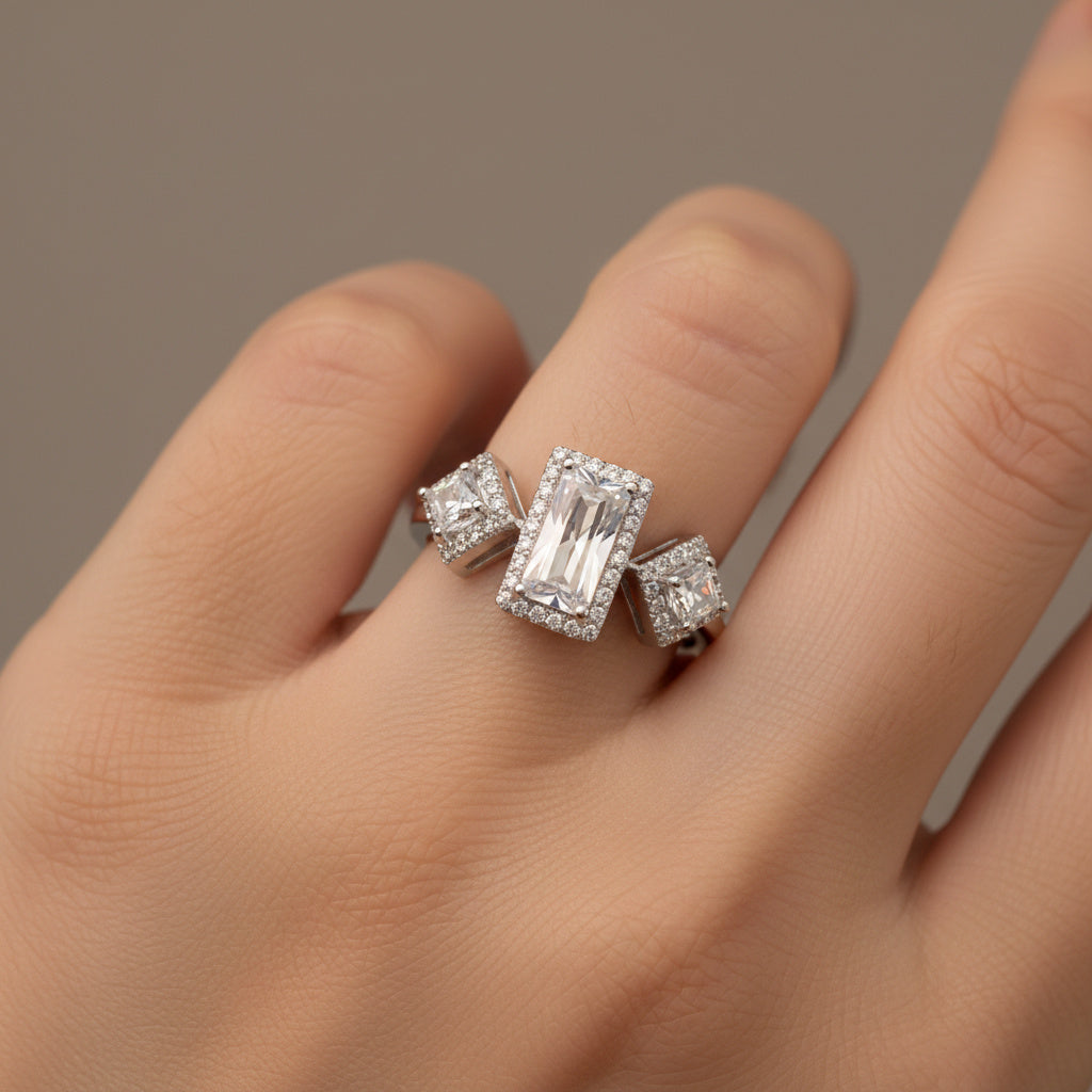 Anillo de Plata .925 con Diseño Elegante Incrustado de Zirconias mod. 1489