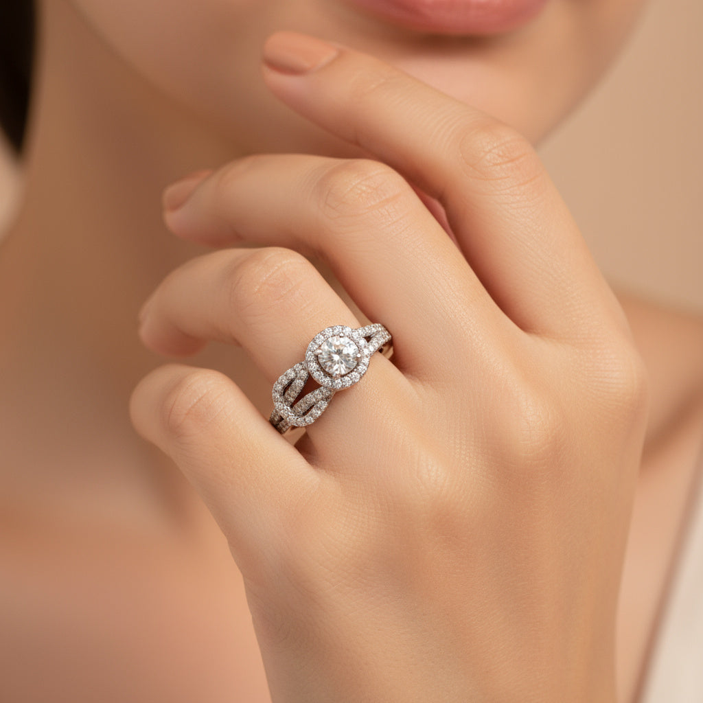 Anillo Solitario de Plata .925 Diseño de Lazo Detallado con Zirconias FInas mod. 1145