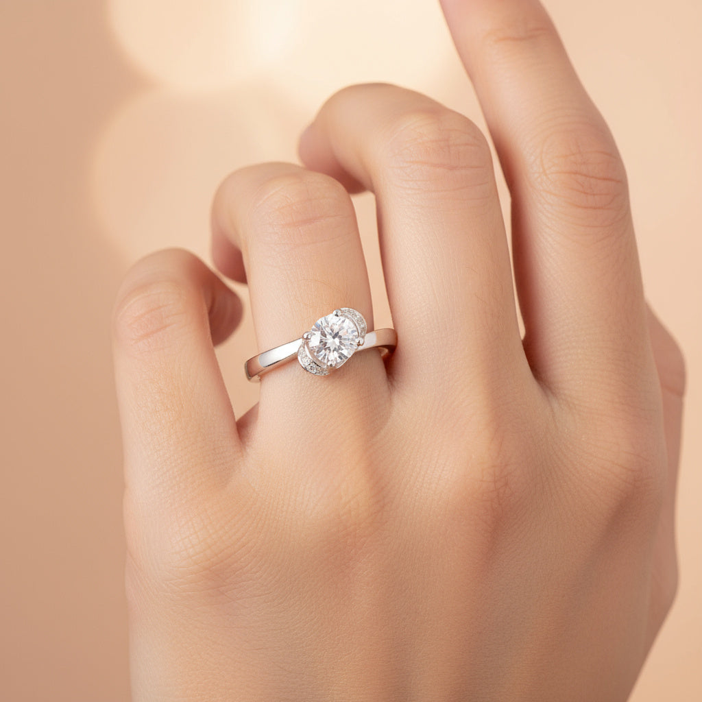 Anillo Solitario de Plata .925 Diseño Cruzado con Zirconias mod. 1149