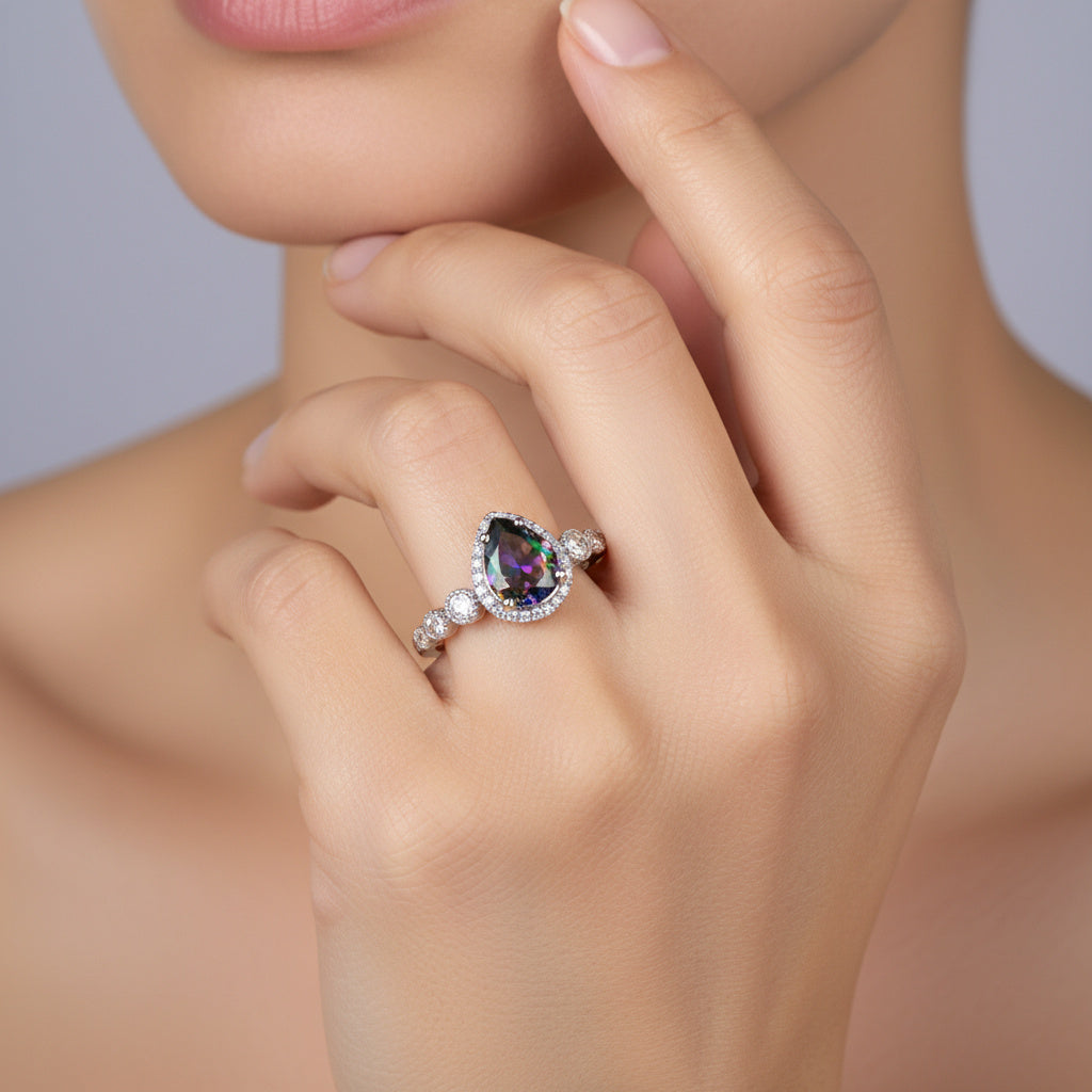 Anillo de Plata .925 con Diseño en Forma de Gota Incrustado de Zirconias mod. 1491