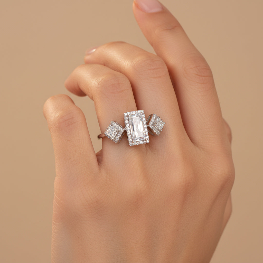 Anillo de Plata .925 con Diseño Elegante Incrustado de Zirconias mod. 1489