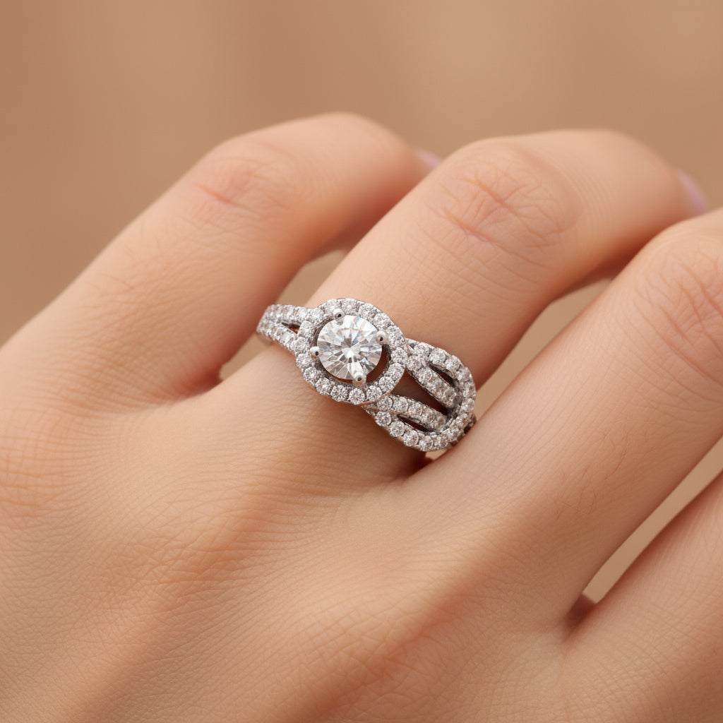 Anillo Solitario de Plata .925 Diseño de Lazo Detallado con Zirconias FInas mod. 1145