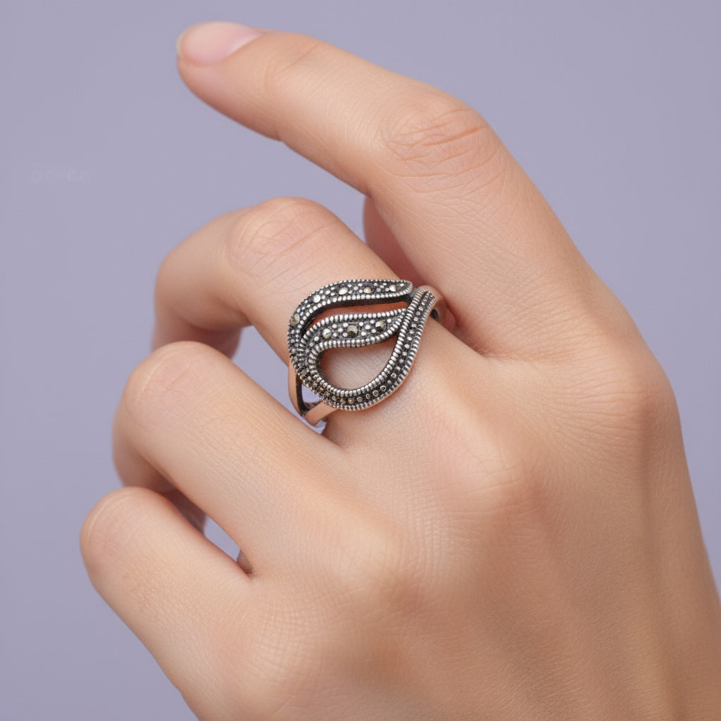 Anillo de Plata .925 Diseño de Ola con Incrustación de Marquesitas mod. 1362