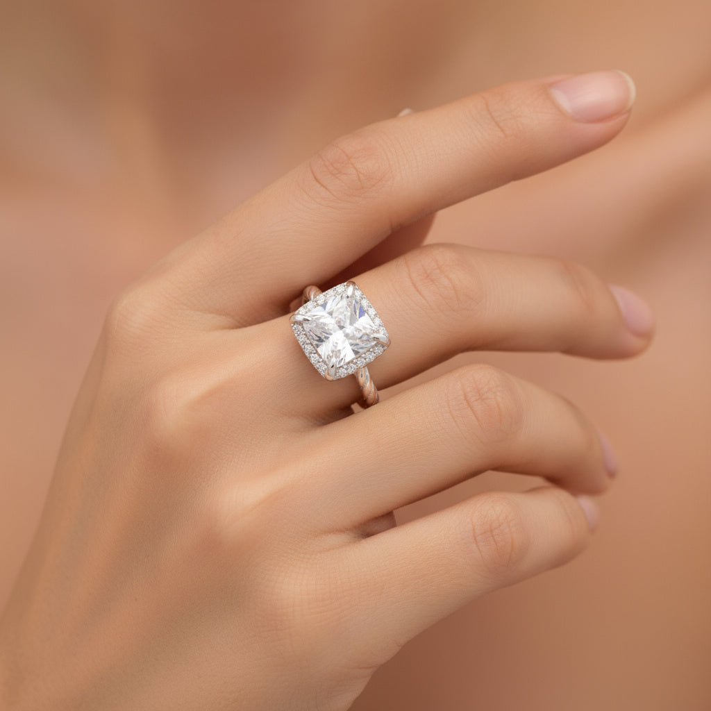 Anillo Solitario de Plata .925 Diseño Cuadrado con Uñas en Pico y Zirconias Brillantes mod. 1147